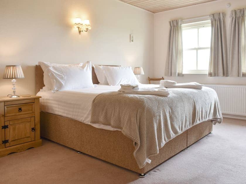 Light and airy master bedroom suite | Paddock House, Middleham, near Leyburn