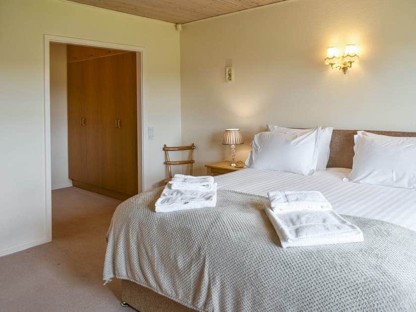 Relaxing master bedroom with adjoining dressing room | Paddock House, Middleham, near Leyburn
