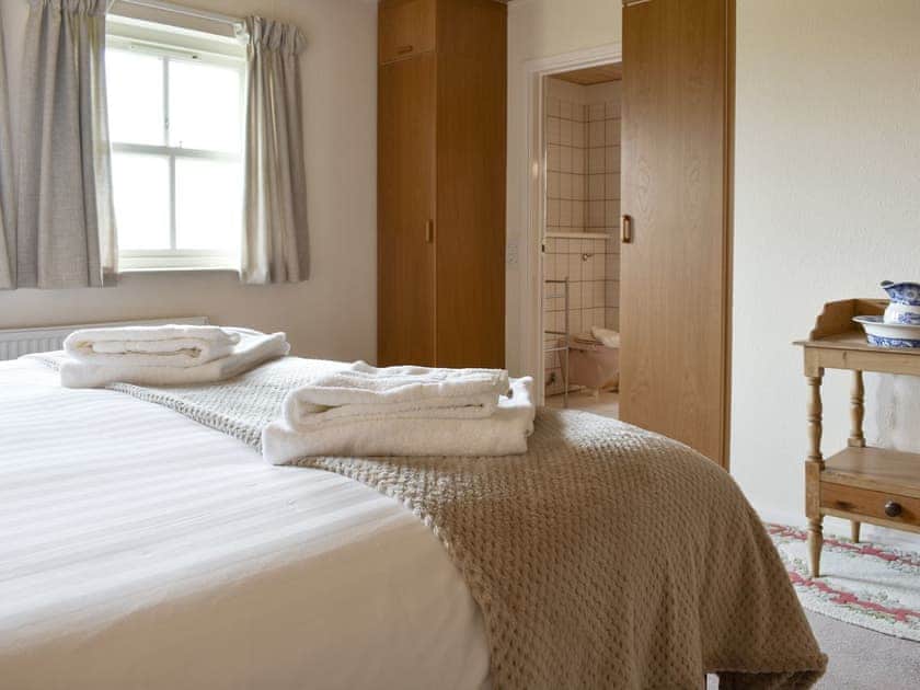 Master bedroom with en-suite | Paddock House, Middleham, near Leyburn