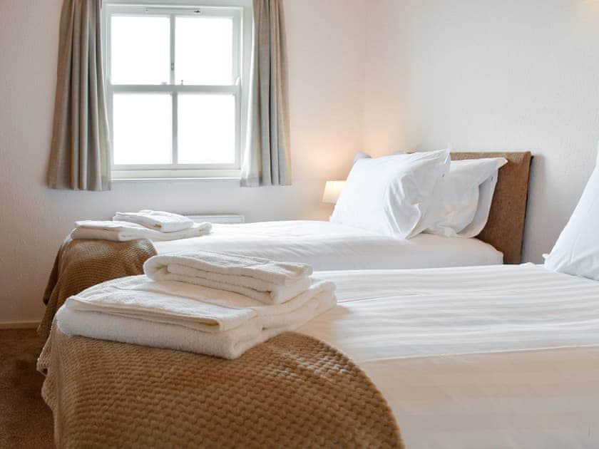 Good-sized twin bedroom | Paddock House, Middleham, near Leyburn