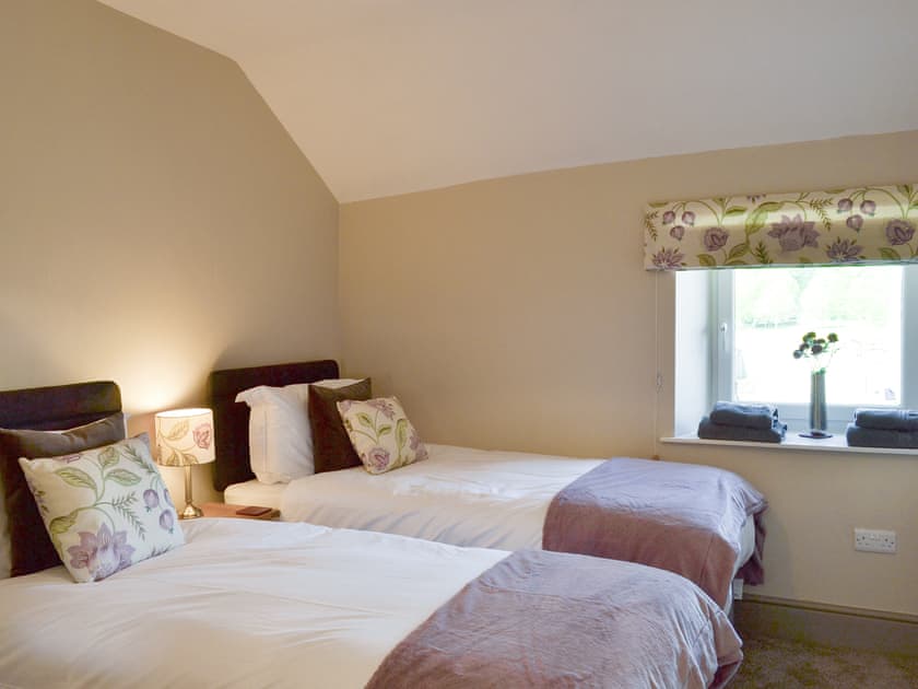 Good-sized twin bedroom | Blackcurrant Cottage at Stanton Ford Farm, Baslow, near Bakewell
