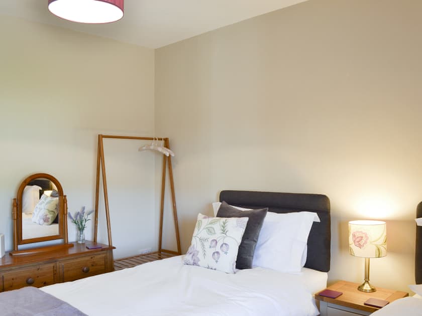 Airy twin bedroom | Blackcurrant Cottage at Stanton Ford Farm, Baslow, near Bakewell