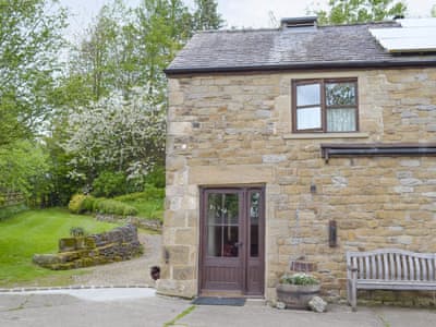 Calico Cottage Ref E3657 In Hope Near Castleton Derbyshire