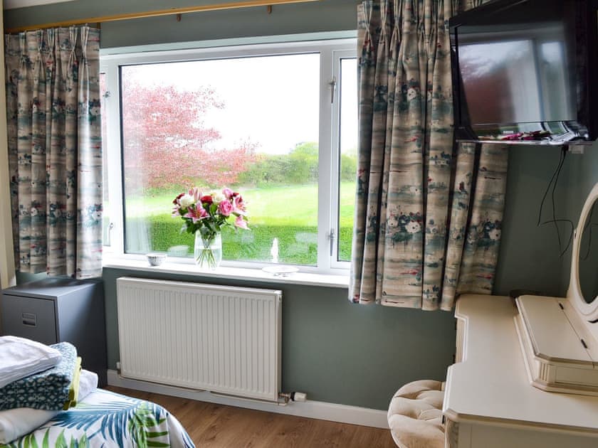 Double bedroom with TV | Heatherstone, Illogan, near Redruth
