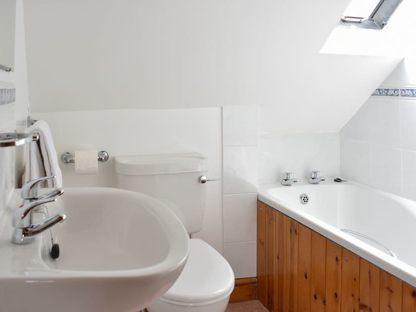 En-suite bathroom | Sawmill Cottage - The Old Timberyard, Puncknowle, near Dorchester