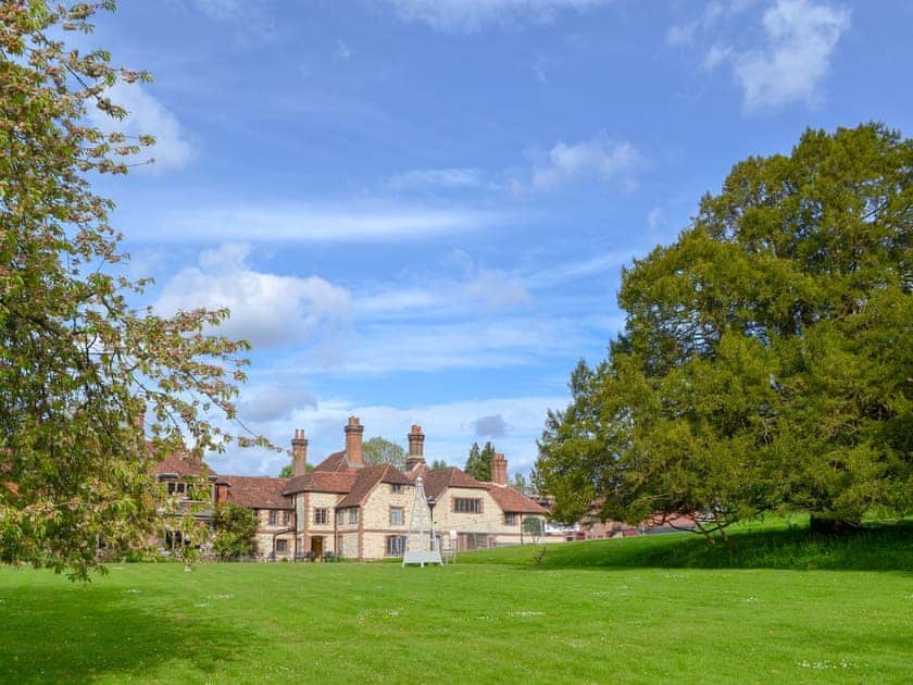 Wonderful holiday apartment in a delightful setting | Stable Yard Cottage, Selborne, near Alton