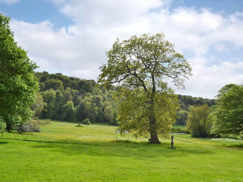 30 acres of beautifully landscaped, tranquil gardens and parkland | Stable Yard Cottage, Selborne, near Alton