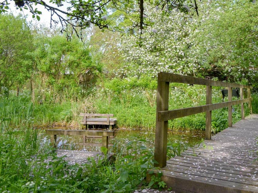 30 acres of beautifully landscaped, tranquil gardens and parkland | Stable Yard Cottage, Selborne, near Alton