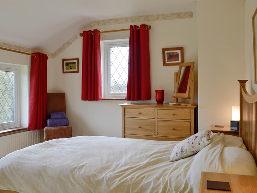 Large, comfrtable double bedroom | Oak Tree Cottage, Brierley