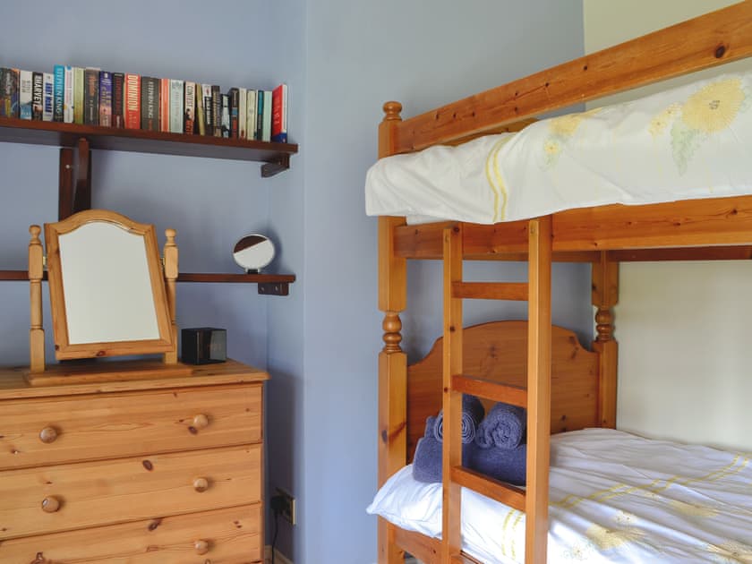 Bunk bedroom | Oak Tree Cottage, Brierley