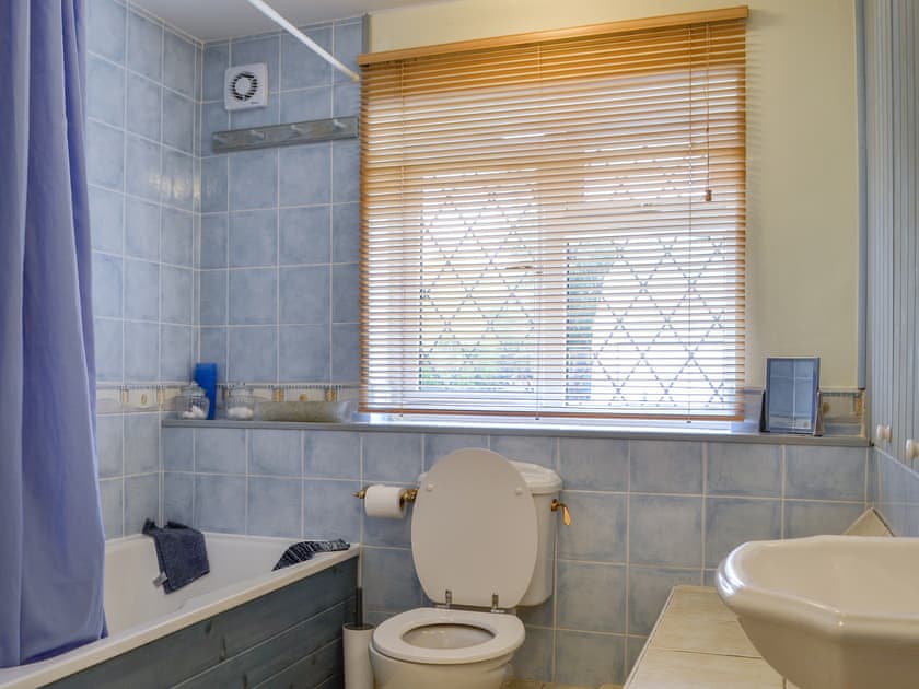Bathroom | Oak Tree Cottage, Brierley