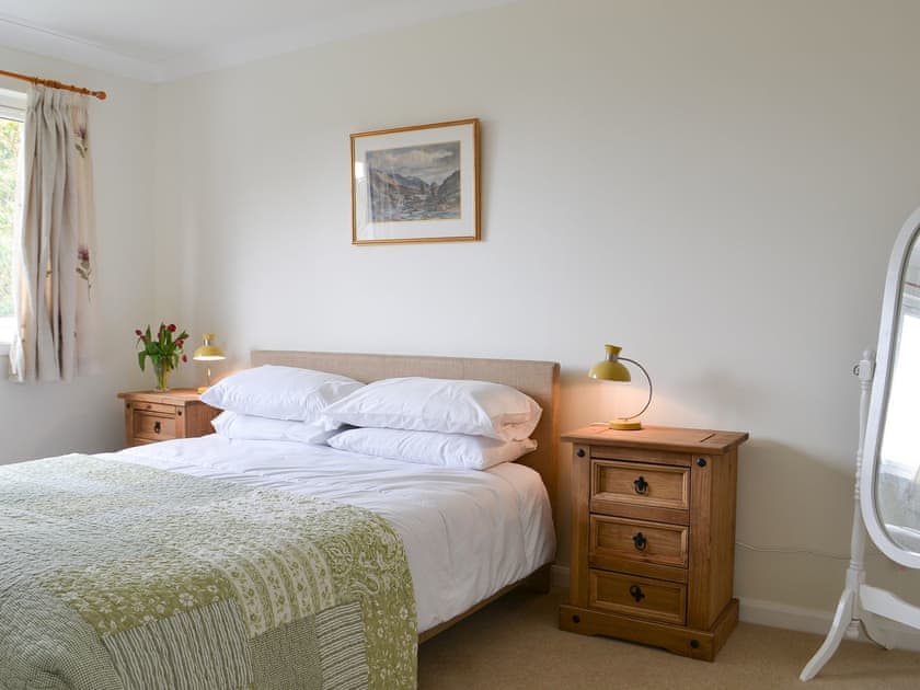 Warm and welcoming double bedroom | Invernoe Cottage, Taynuilt, near Oban
