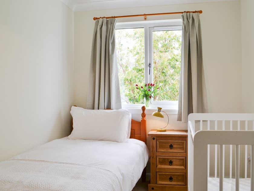 Cosy single bedroom with children’s cot | Invernoe Cottage, Taynuilt, near Oban
