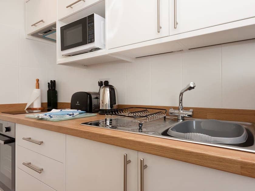 Well-appointed fitted kitchen | The Mew, Dartmouth