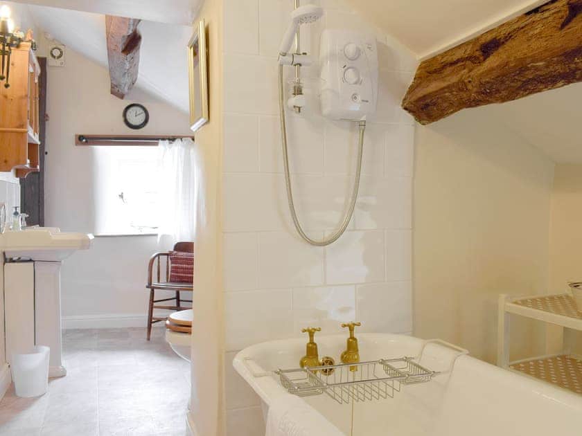 Jack and Jill en-suite bathroom  | Cam Cottage, Kettlewell, near Grassington