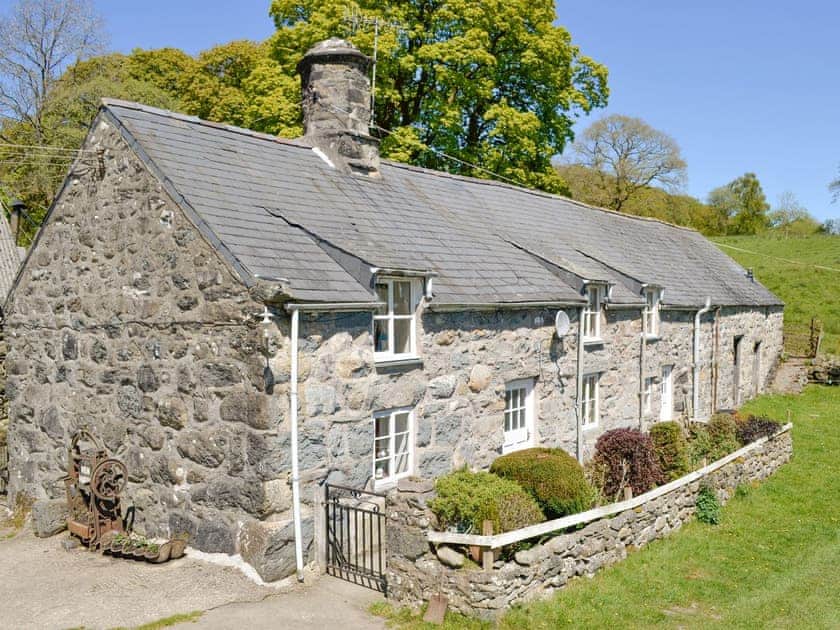 Characterful stone-built cottage | Hen Hafod, Bala