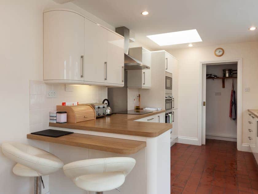 Well-equipped kitchen with breakfast bar | Innisfree, Salcombe