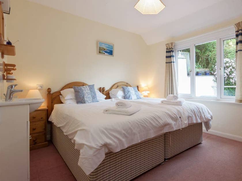 Well presented twin bedroom | St Elmo’s LodgeFlat 1, Salcombe