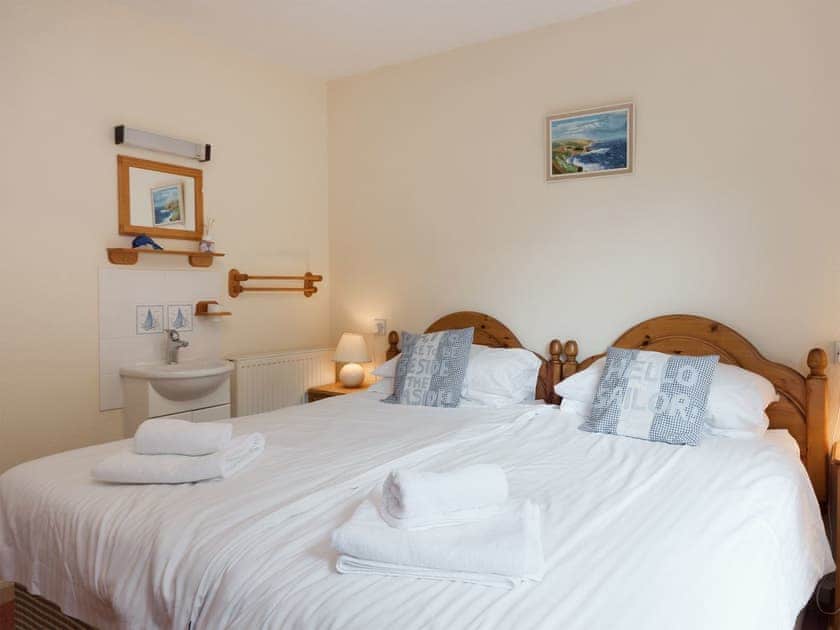 Well presented twin bedroom | St Elmo’s LodgeFlat 1, Salcombe