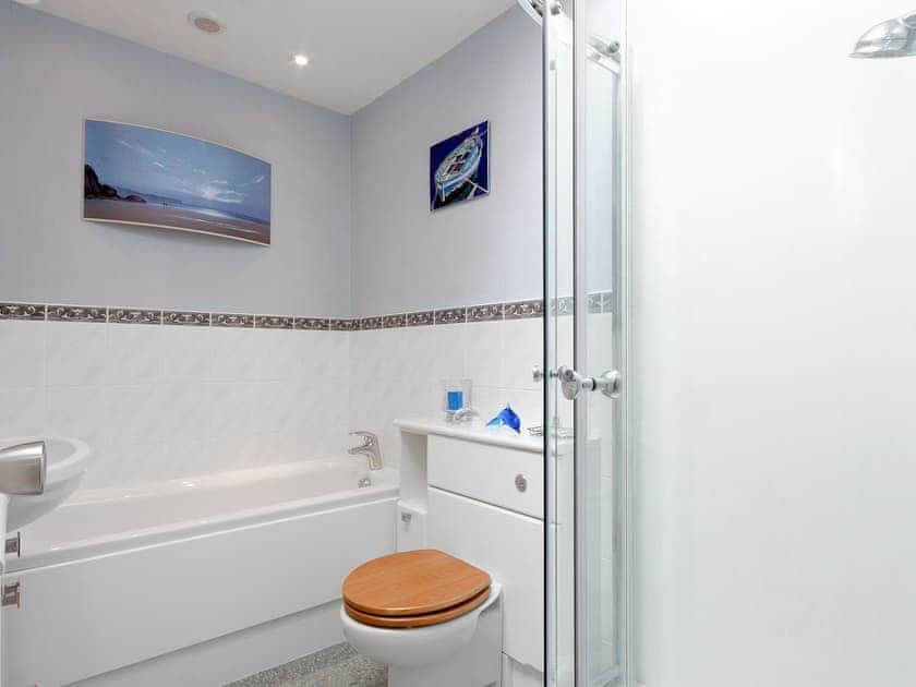 Bathroom | St Elmo’s LodgeFlat 1, Salcombe
