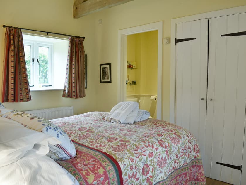 Beautifully presented double bedroom with en-suite shower room | The Old Forge, Lower Wraxall, near Dorchester