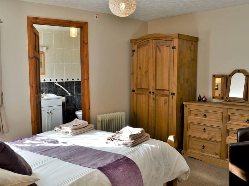 Charming double bedroom with en-suite shower room | Cloggers Cottage, East Ayton near Scarborough