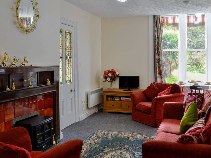 Comfortabel living/ dining room | Pen-Y-Mount East, Llan Ffestiniog, near Blaenau Ffestiniog