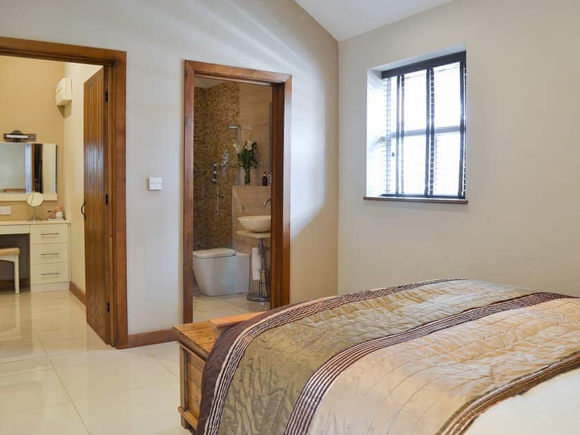 Double bedroom with en-suite and dressing area | The Old Stables, South Cave, near Beverley
