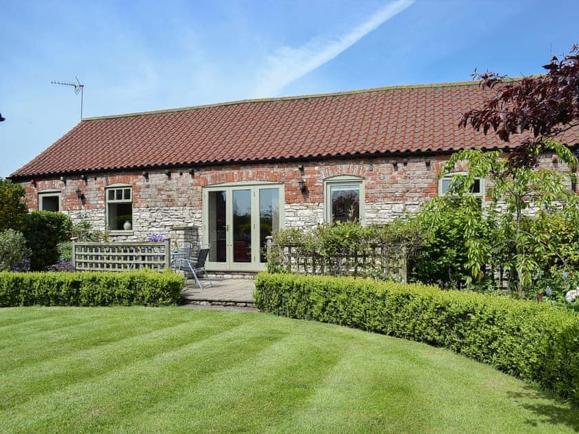Attractive holiday home with lawned garden | Stables Cottage - Mackinder Farms, Brayton, Selby