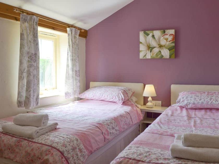 Light and airy twin bedroom | Four Bays - Struncheon Hill Farm, Brandesburton, near Bridlington