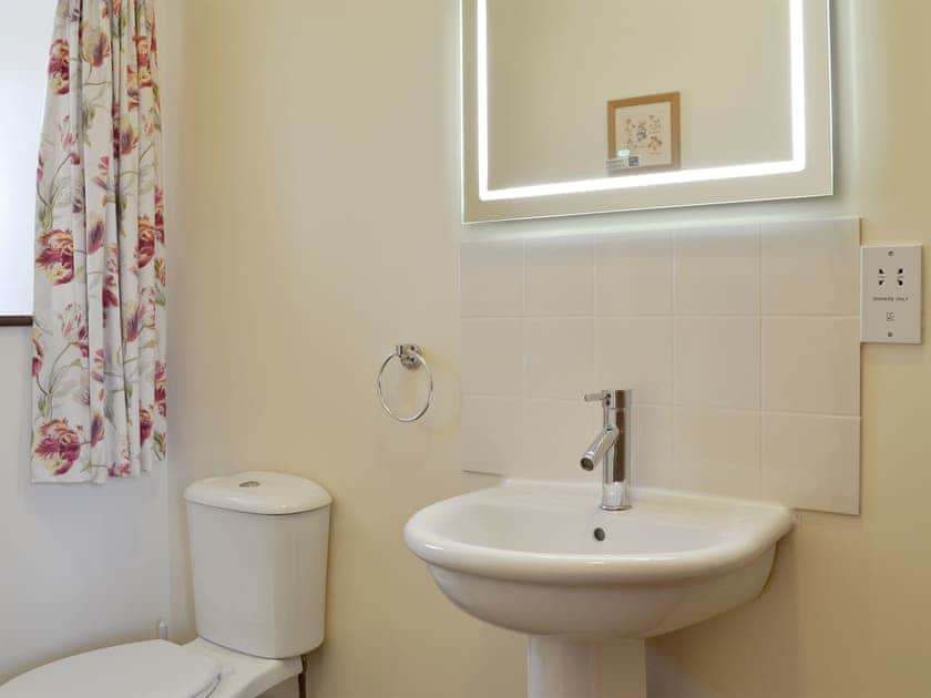 En-suite shower room | Pear Tree Cottage - Hagg Farm Cottages, Kirkbymoorside