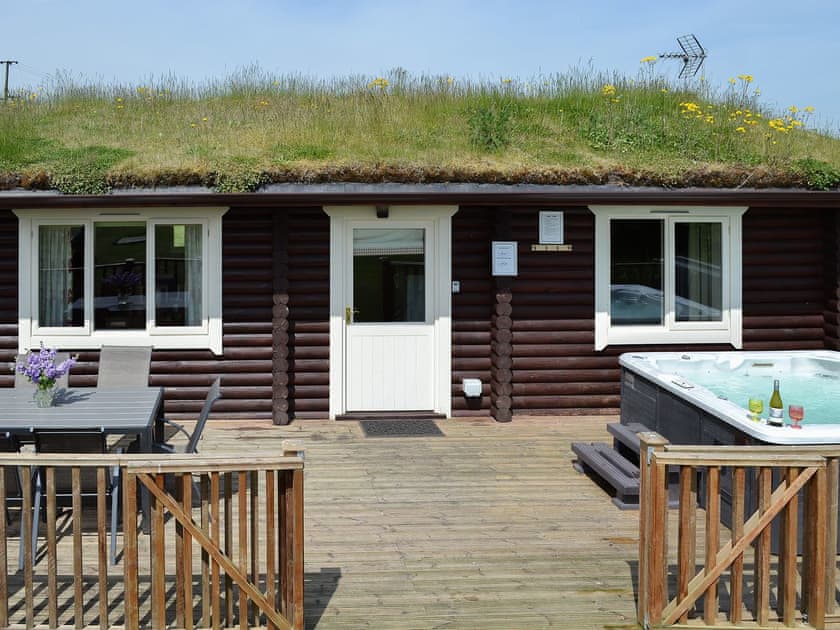 Delightful holiday cottage with private hot tub on the decking | Mallard Lodge - Mackinder Farms, Brayton, Selby