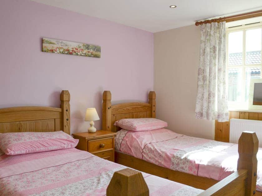 Light and airy twin bedroom | Broad Leaf - Struncheon Hill Farm, Brandesburton, near Bridlington
