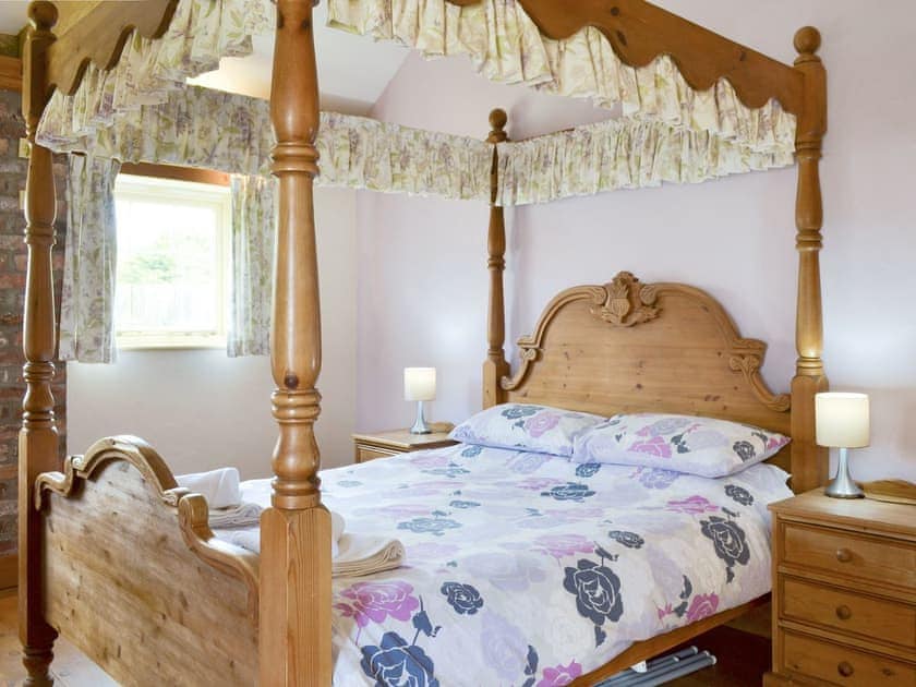 Comfortable four poster bedroom | Meadow View - Struncheon Hill Farm, Brandesburton, near Bridlington