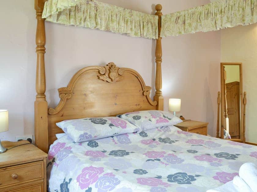 Relaxing four poster bedroom | Meadow View - Struncheon Hill Farm, Brandesburton, near Bridlington