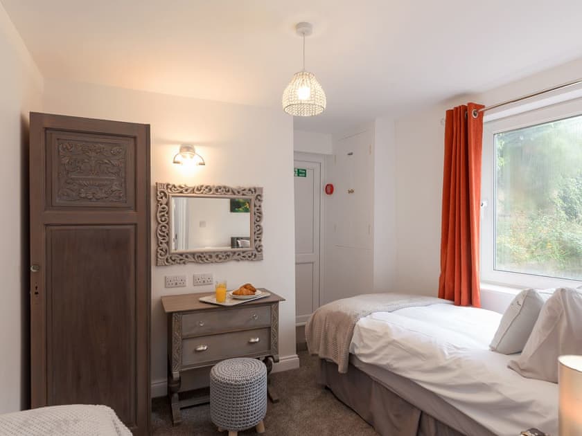 Comfy twin bedroom | The Ropery - Cyana Cottages, Whitby