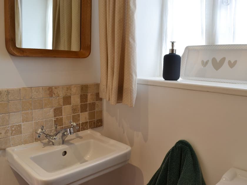 Bathroom | Sunny Cottage, Welburn, near York