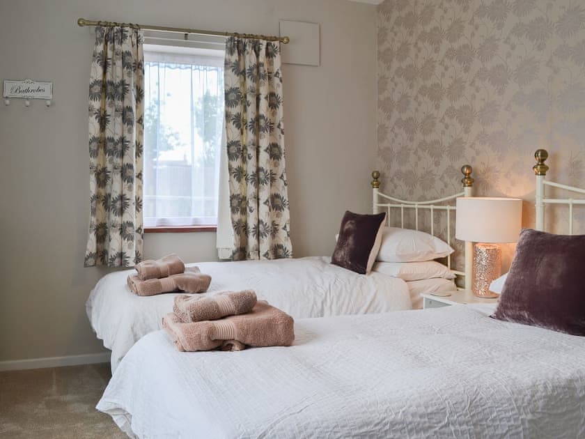 Cosy twin bedroom | Sea La Vie, Mundesley, near North Walsham