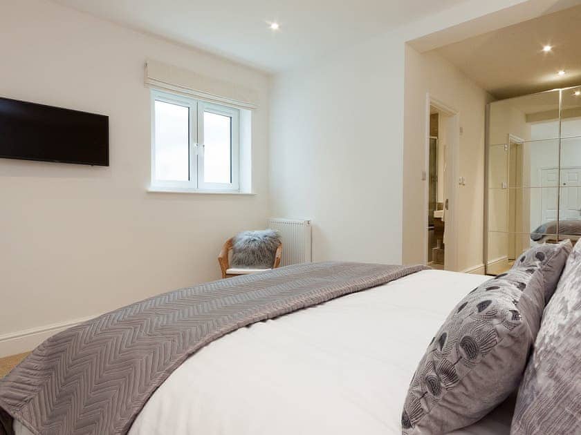 Double bedroom with dressing area and en-suite | Seaview, Dartmouth