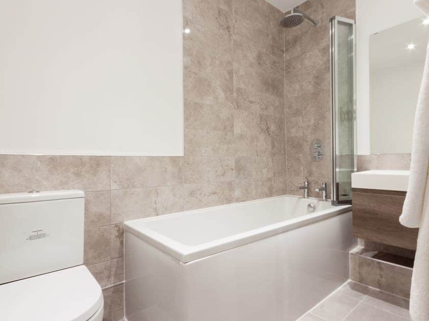 En-suite bathroom with shower over bath | Seaview, Dartmouth