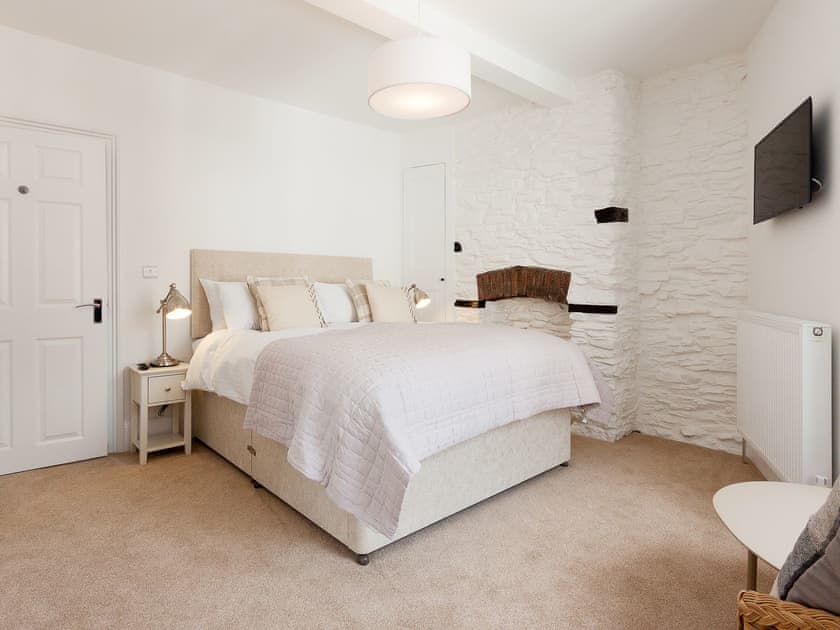 Delightful double bedroom | Seaview, Dartmouth