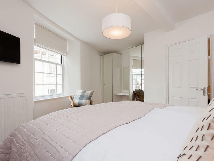 Spacious double bedroom with en-suite | Seaview, Dartmouth