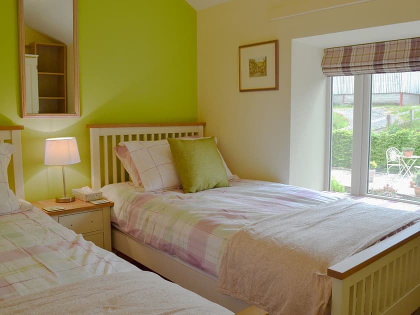 Well presented twin bedroom | Alphin Apartment, Mossley