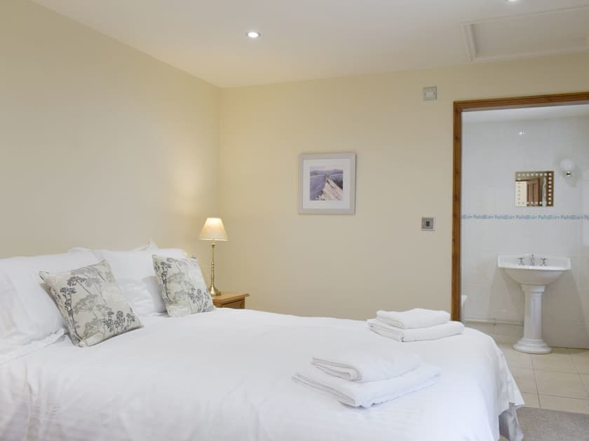 Peaceful second en-suite double bedroom | Woodpecker Cottage - Corgill Farm Cottages, Bolton-by-Bowland