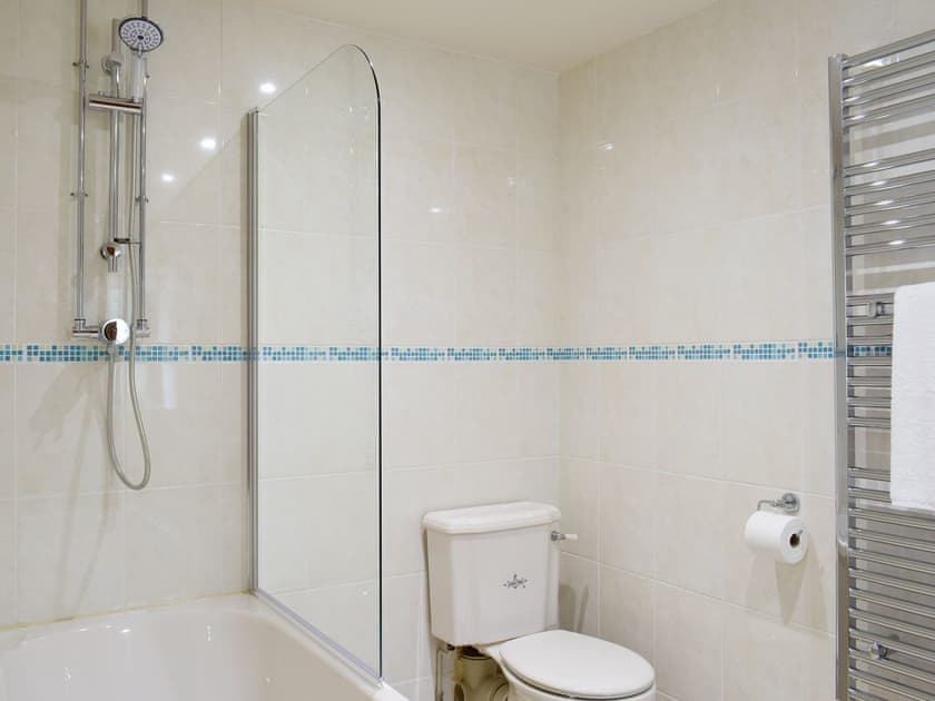En-suite bathroom with shower over bath | Woodpecker Cottage - Corgill Farm Cottages, Bolton-by-Bowland