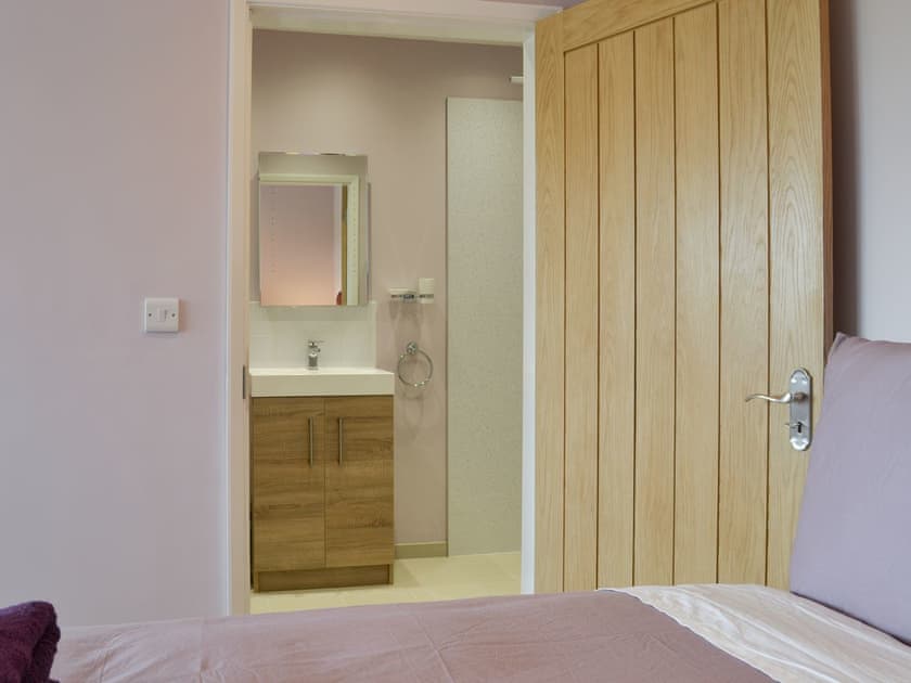 Twin bedroom with en-suite | Lucy’s Lodge - Wallrudding Farm Cottages, Doddington, near Lincoln