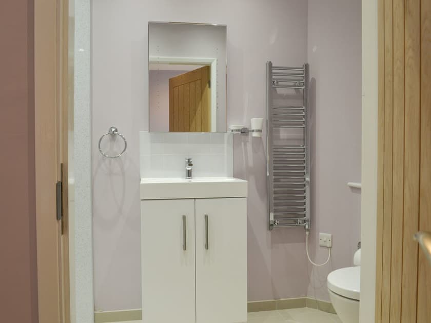 En-suite | Lucy’s Lodge - Wallrudding Farm Cottages, Doddington, near Lincoln