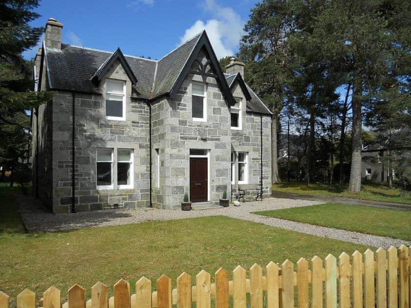 Traditional detached granite house in the Cairngorms National Park | Einich, Newtonmore, near Aviemore