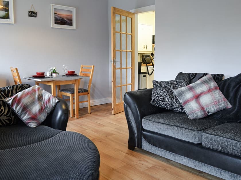 Living room with dining area | Coed y Glyn Bach, Y Groeslon, near Caernarfon