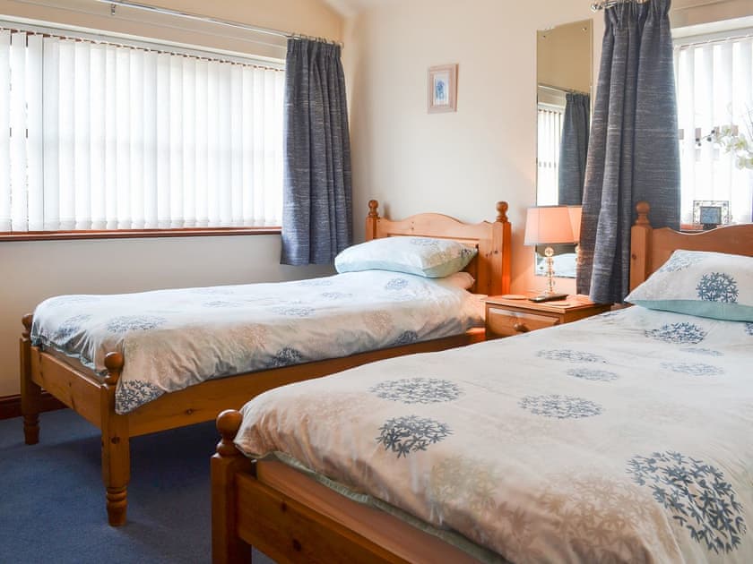 Twin bedroom | Hen Stabl - Parciau Farm Cottages, Caernarfon